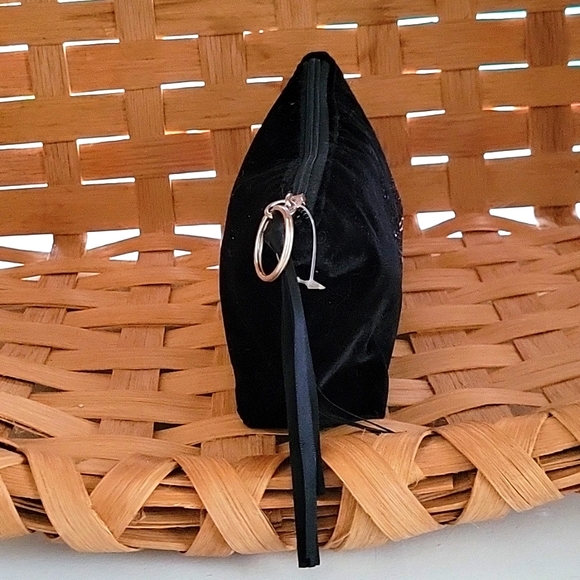 SOFT MAKEUP BAG   W/KEYCHAIN RING ON ZIPPER PULL, MAKE-UP, CLUTCH, DATE NIGHT 🌃 - Picture 2 of 4